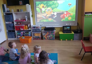 Dzieci oglądają film edukacyjny o "Kropce".